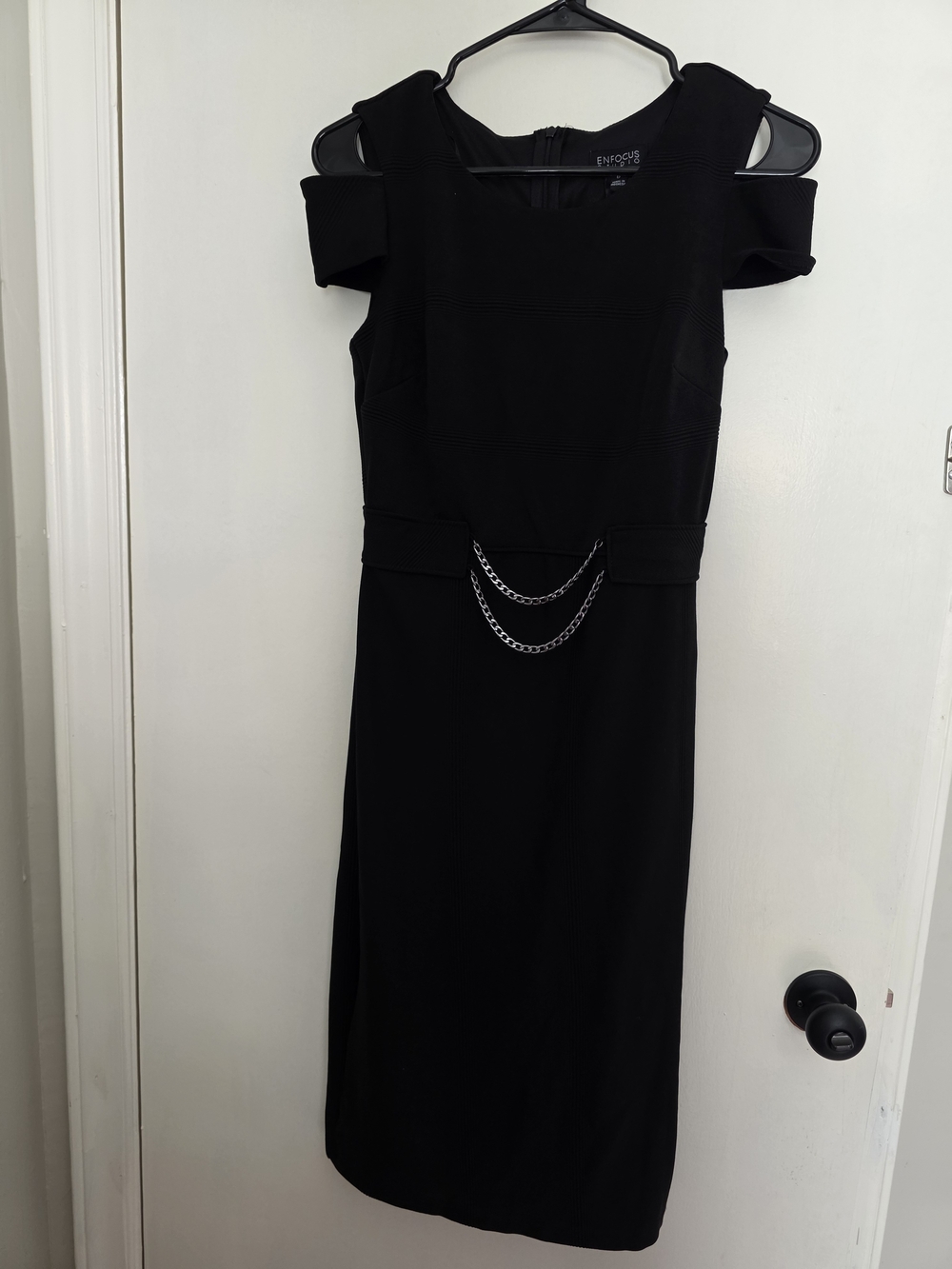 En Focus Studio Women’s Size 6 Black Cold Shoulder Midi Dress Silver Chain